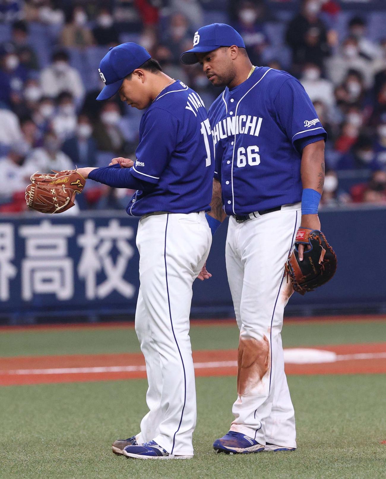 オリックス対中日　6回裏オリックス無死、吉田正の打球が当たった左手首を確認する柳（撮影・上田博志）
