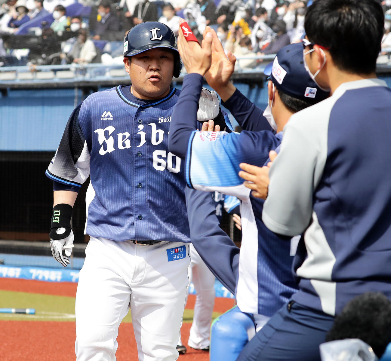 ロッテ対西武　1回表西武1死一塁、中村は左越え2点本塁打を放ち、ナインとハイタッチ（撮影・浅見桂子）