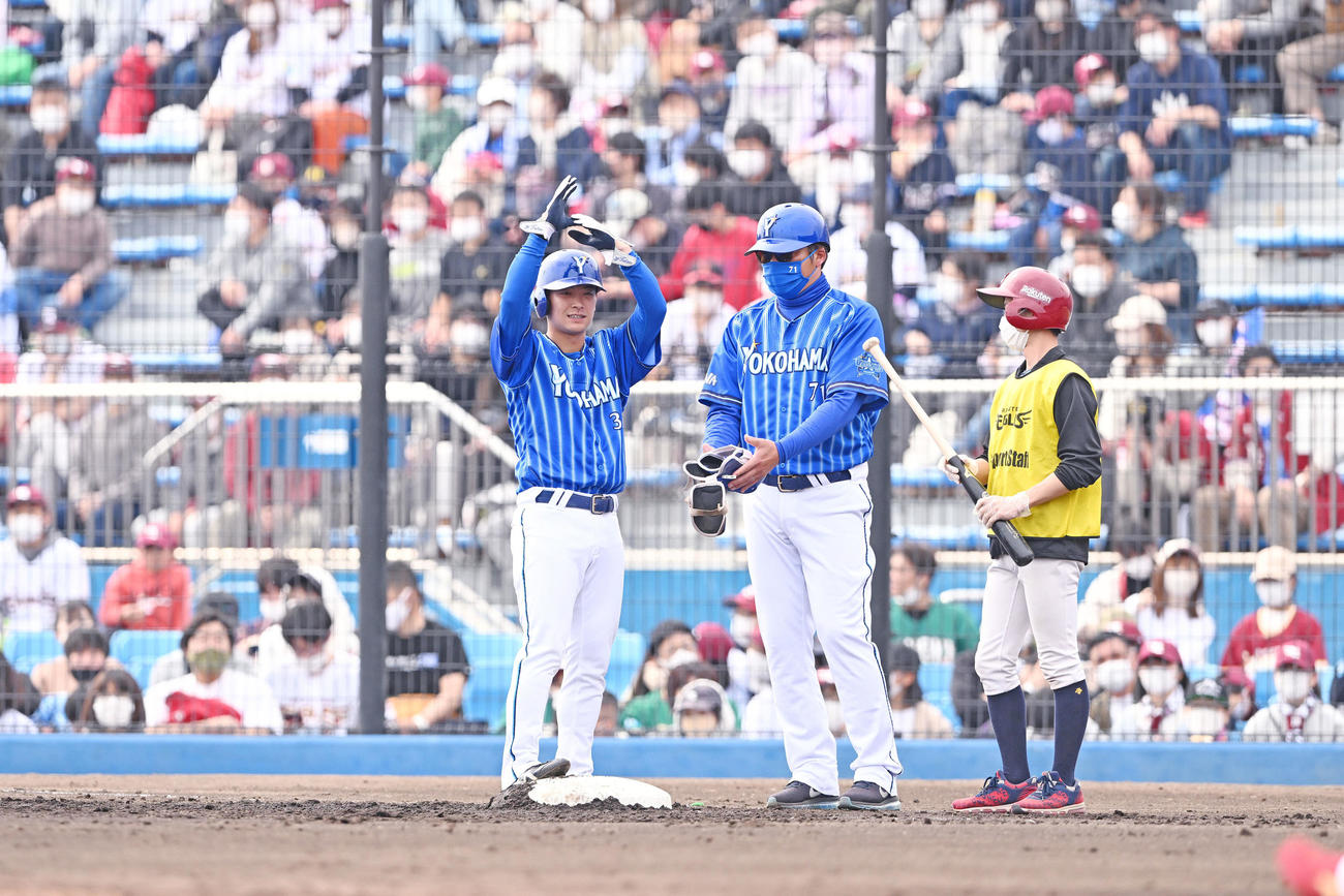 楽天対DeNA 2回表DeNA2死一塁、左前打を放った柴田（左）はベンチへ向かいポーズを決める（撮影・滝沢徹郎）
