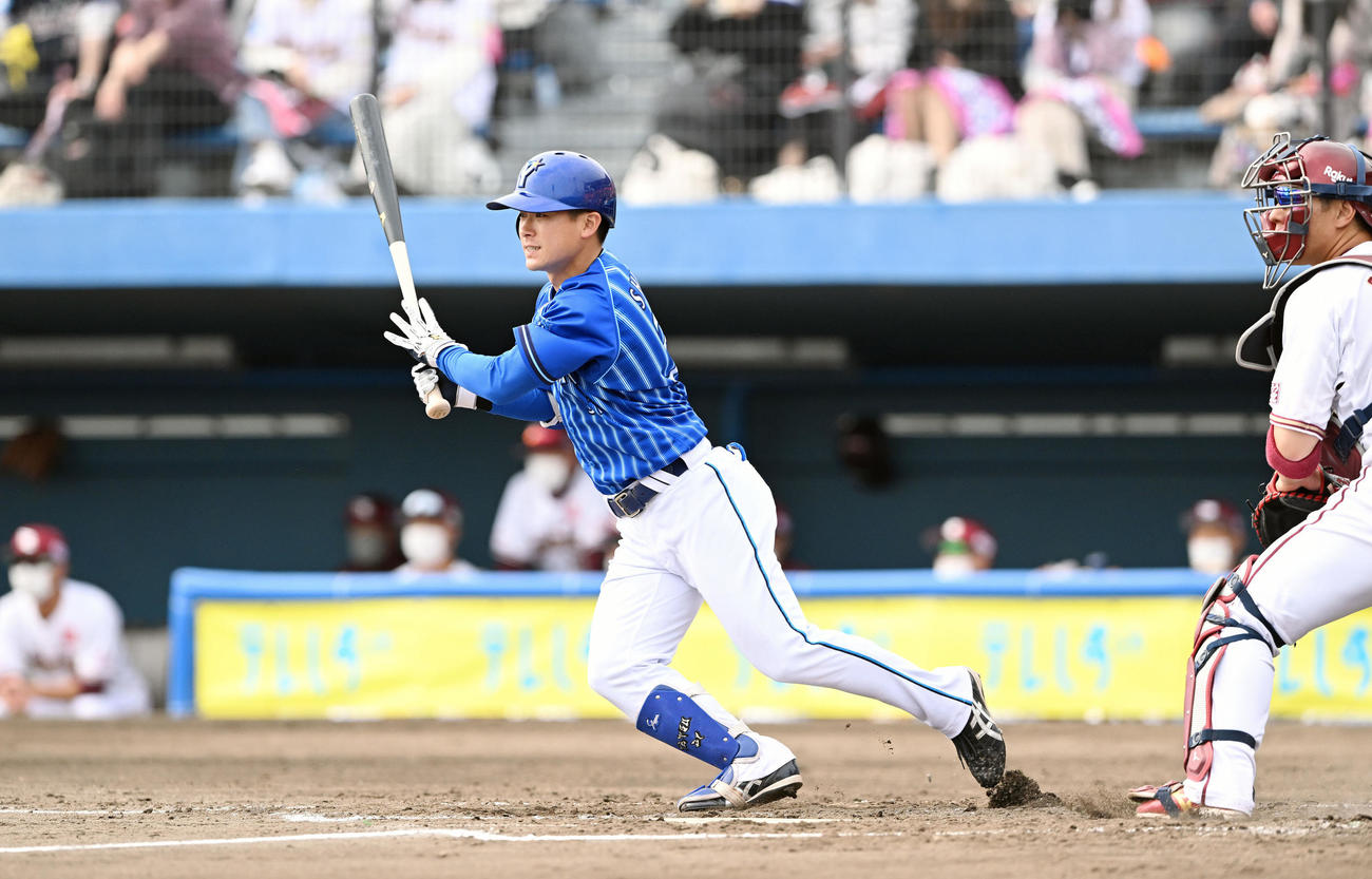 楽天対DeNA 2回表DeNA2死一塁、柴田は左前打を放つ（撮影・滝沢徹郎）