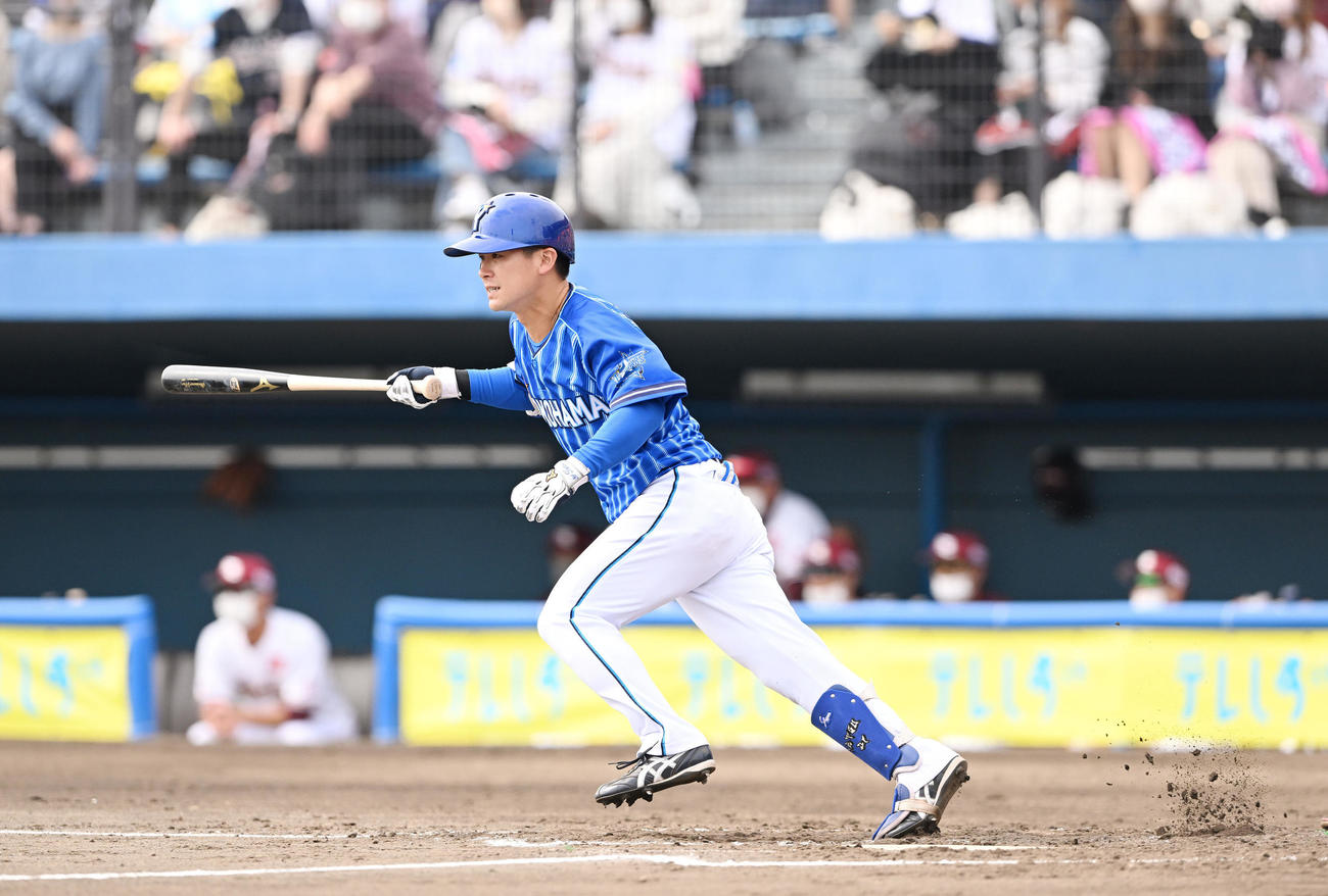 楽天対DeNA 2回表DeNA2死一塁、柴田は左前打を放つ（撮影・滝沢徹郎）