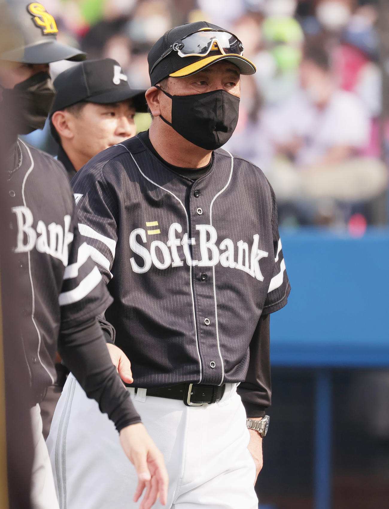 ヤクルト対ソフトバンク　選手交代を告げベンチに戻るソフトバンク藤本監督（撮影・野上伸悟）