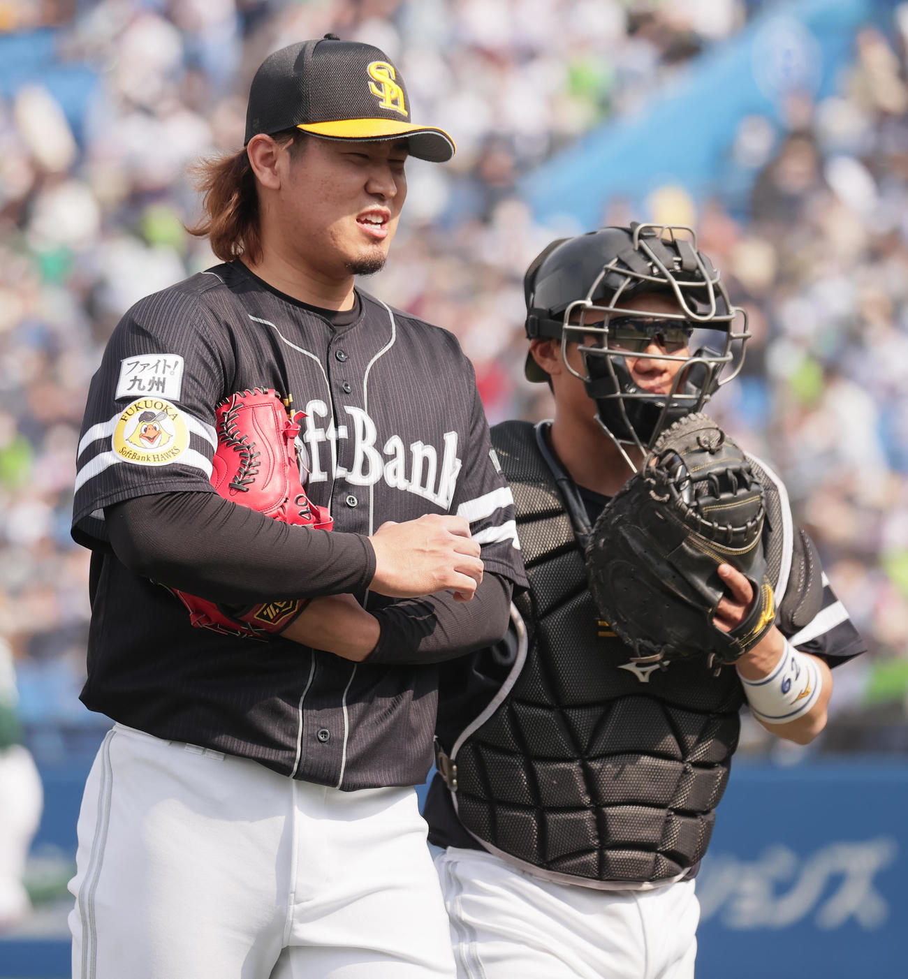 ヤクルト対ソフトバンク　海野（右）と話しながらベンチに戻るソフトバンク杉山（撮影・野上伸悟）
