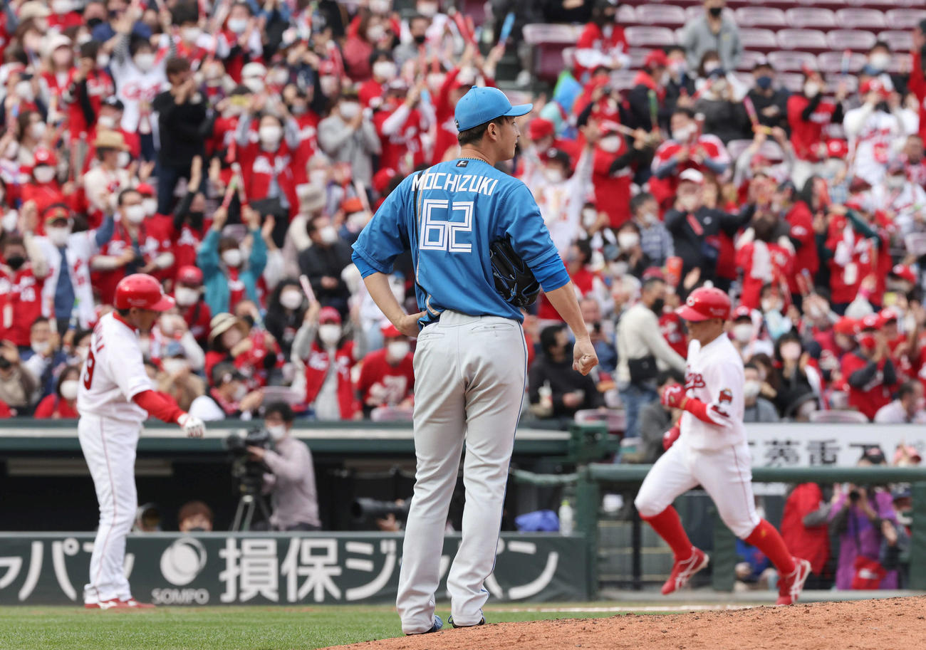 オープン戦広島対日本ハム　9回裏広島2死一、二塁、上本にサヨナラの左越え3点本塁打を打たれた望月（撮影・加藤孝規）