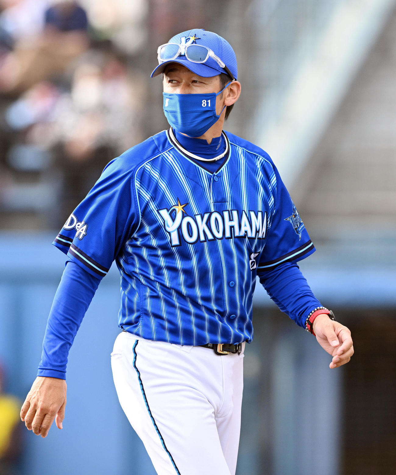 楽天対DeNA　交代を伝えるDeNA三浦監督（撮影・滝沢徹郎）