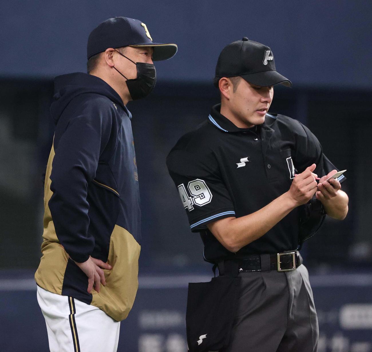 オリックス対中日　選手交代を告げる中嶋監督（撮影・上田博志）