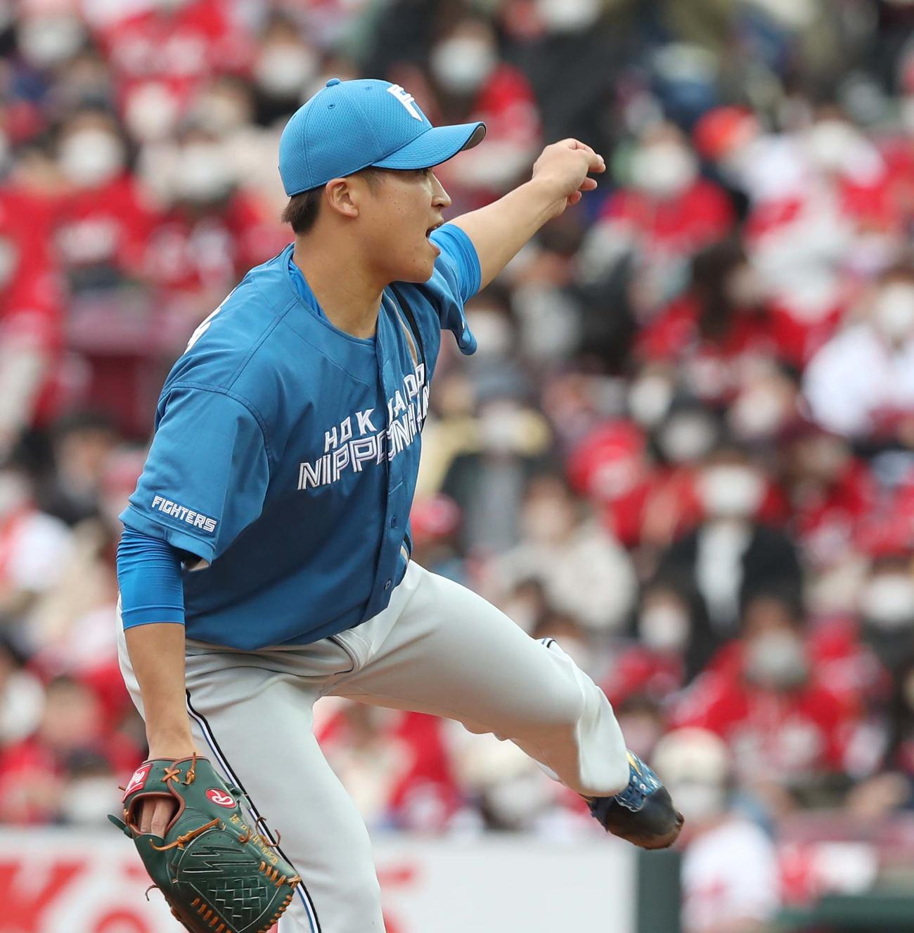 広島対日本ハム　6回から登板の長谷川威（撮影・黒川智章）