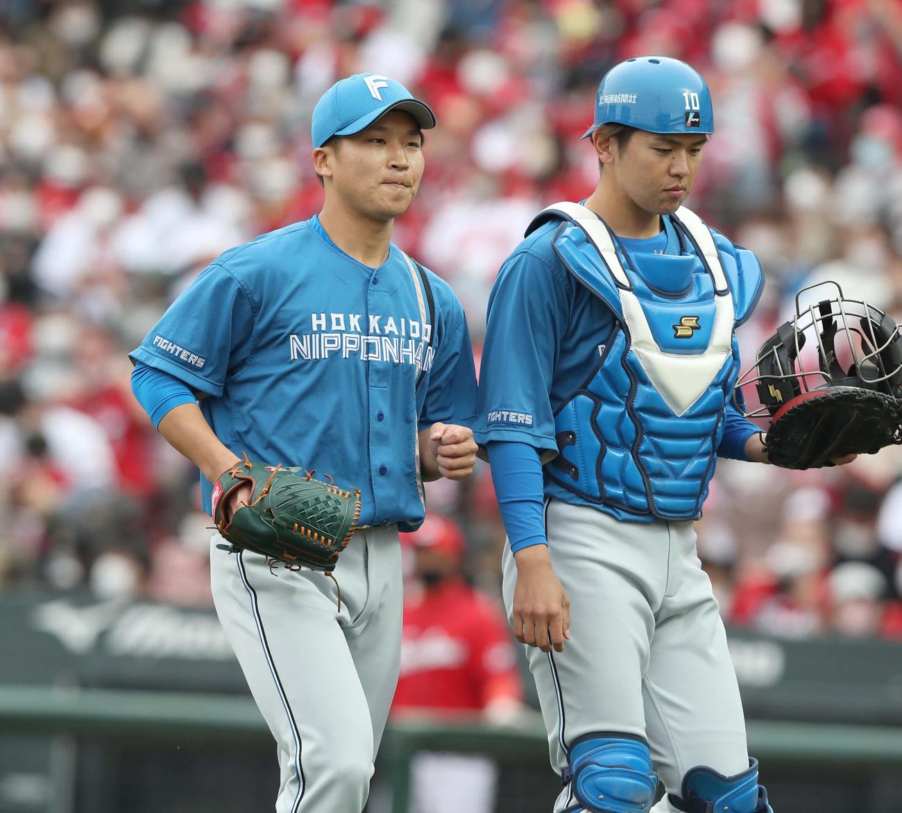 広島対日本ハム　6回裏、無失点に抑える長谷川威（左）（撮影・黒川智章）