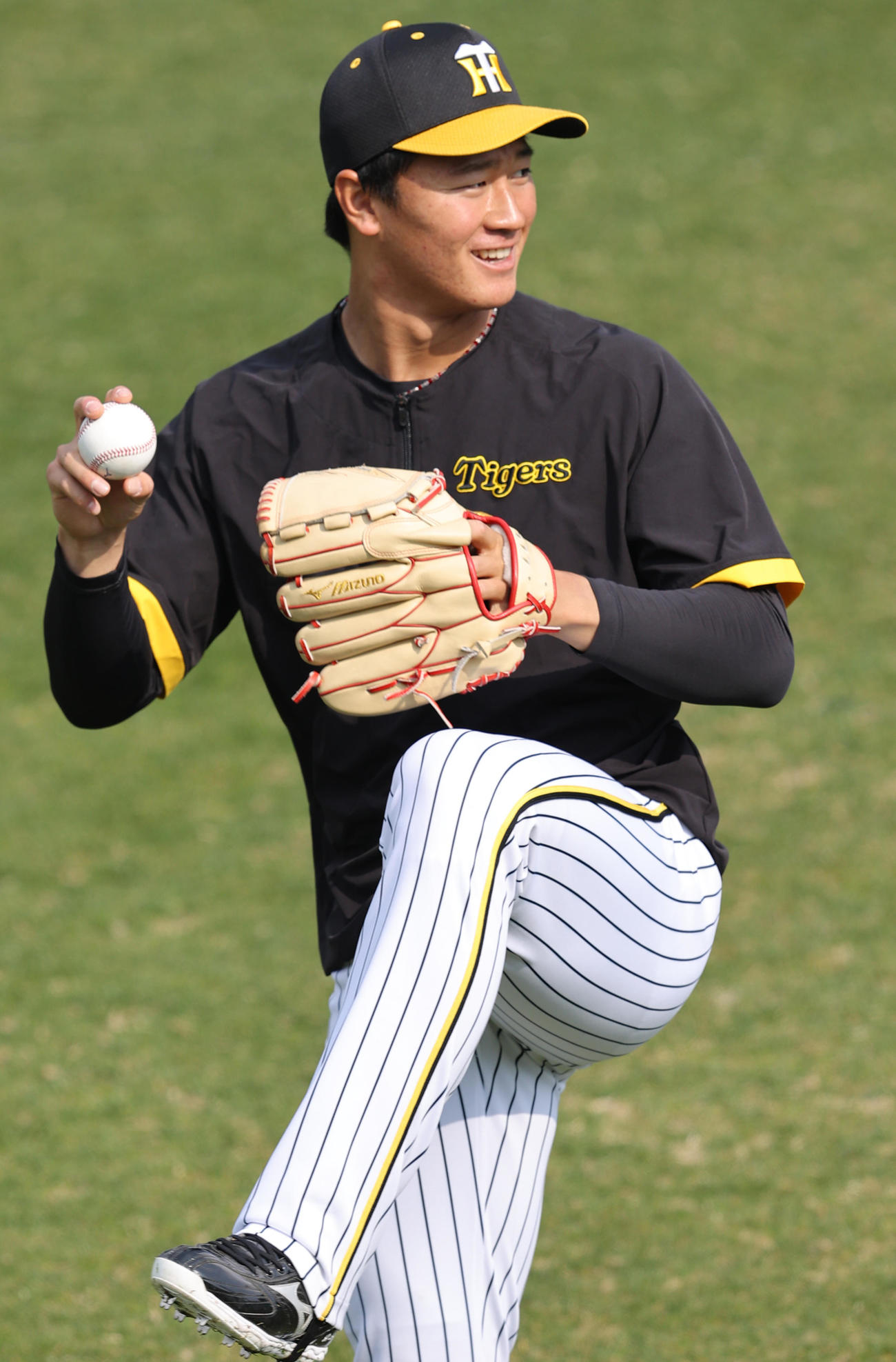 阪神対巨人　試合前の練習でキャッチボールする森木（撮影・上山淳一）