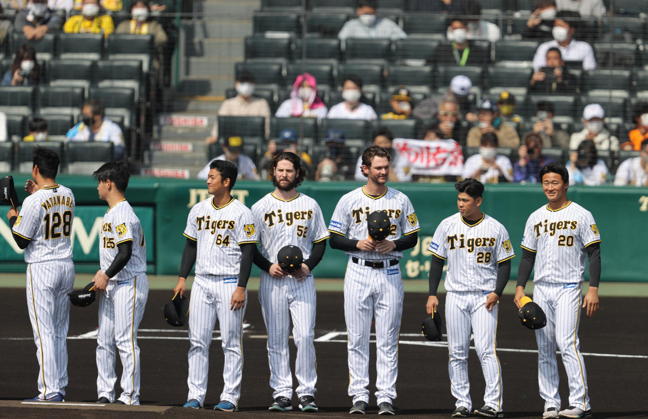 阪神対巨人　阪神新入団選手の紹介で一礼する、左から豊田、前川、中川、渡辺、伊藤、岡留、ウィルカーソン、ケラー、鈴木、森木（撮影・上山淳一）