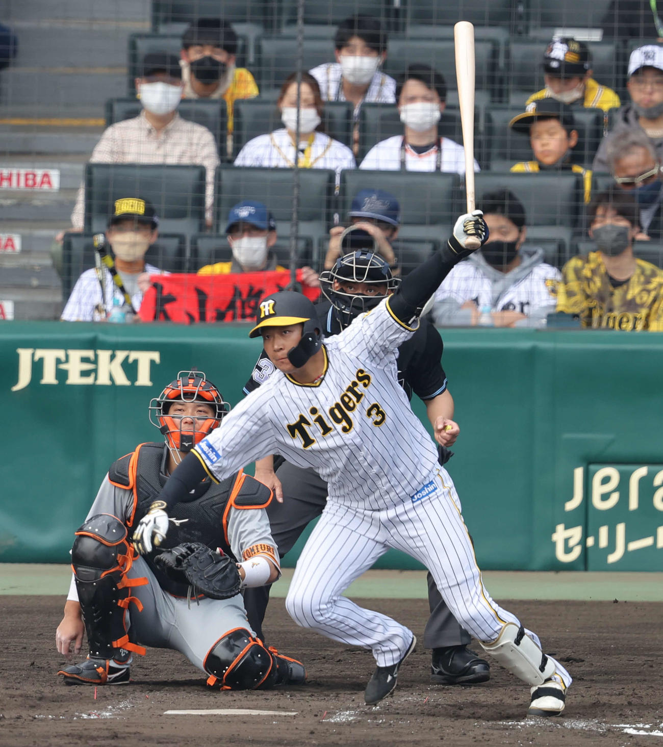 阪神対巨人　4回裏阪神2死、大山は中前打を放つ（撮影・上山淳一）