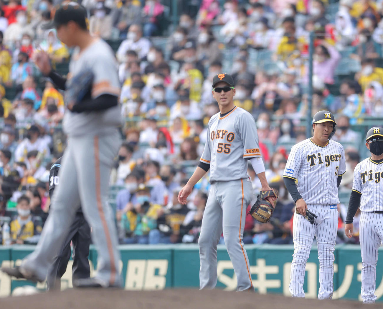 阪神対巨人　2回裏阪神1死、赤星（手前）から中前打を放ち出塁する大山（撮影・河田真司）