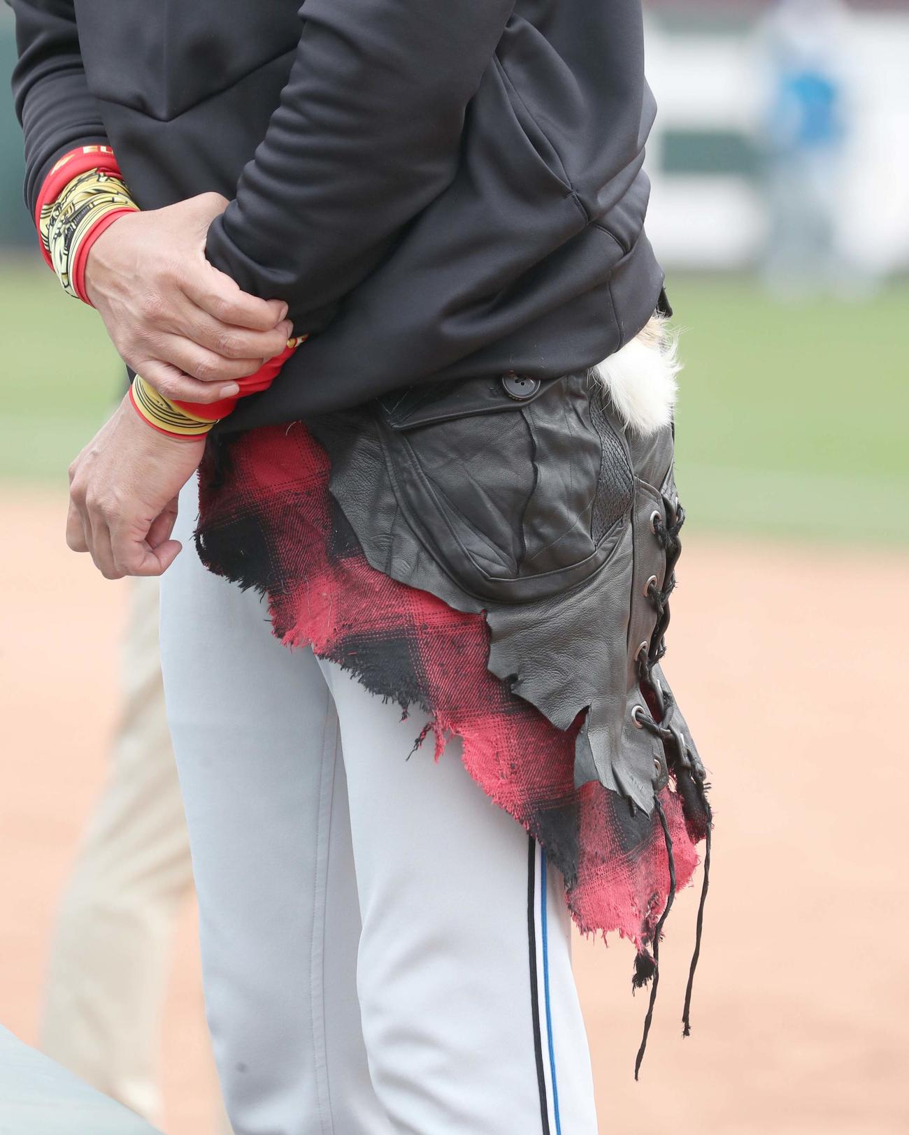 広島対日本ハム　ラップスカートを着けて球場入りした新庄剛志監督（撮影・黒川智章）
