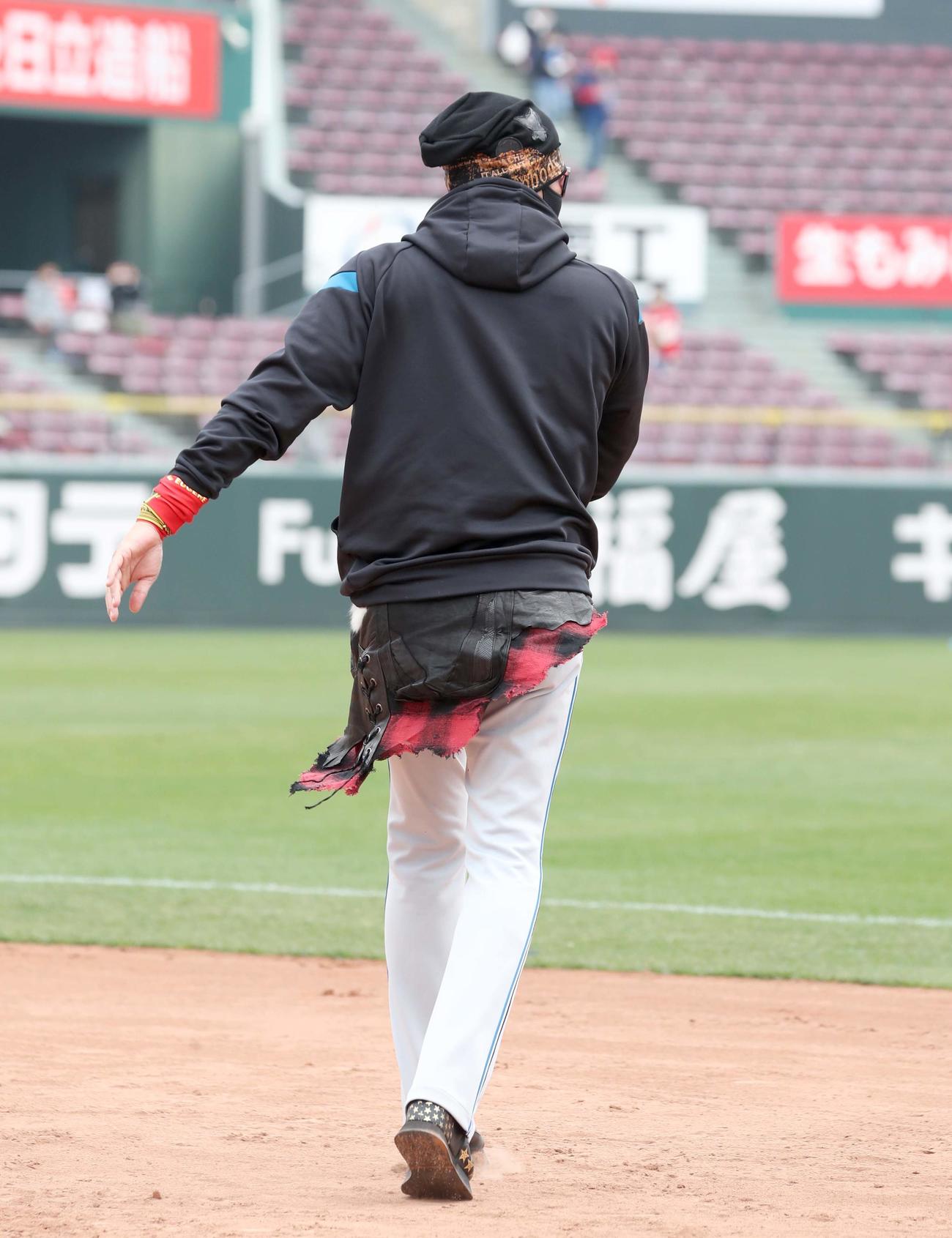広島対日本ハム　ラップスカートを着けて球場入りした新庄剛志監督（撮影・黒川智章）