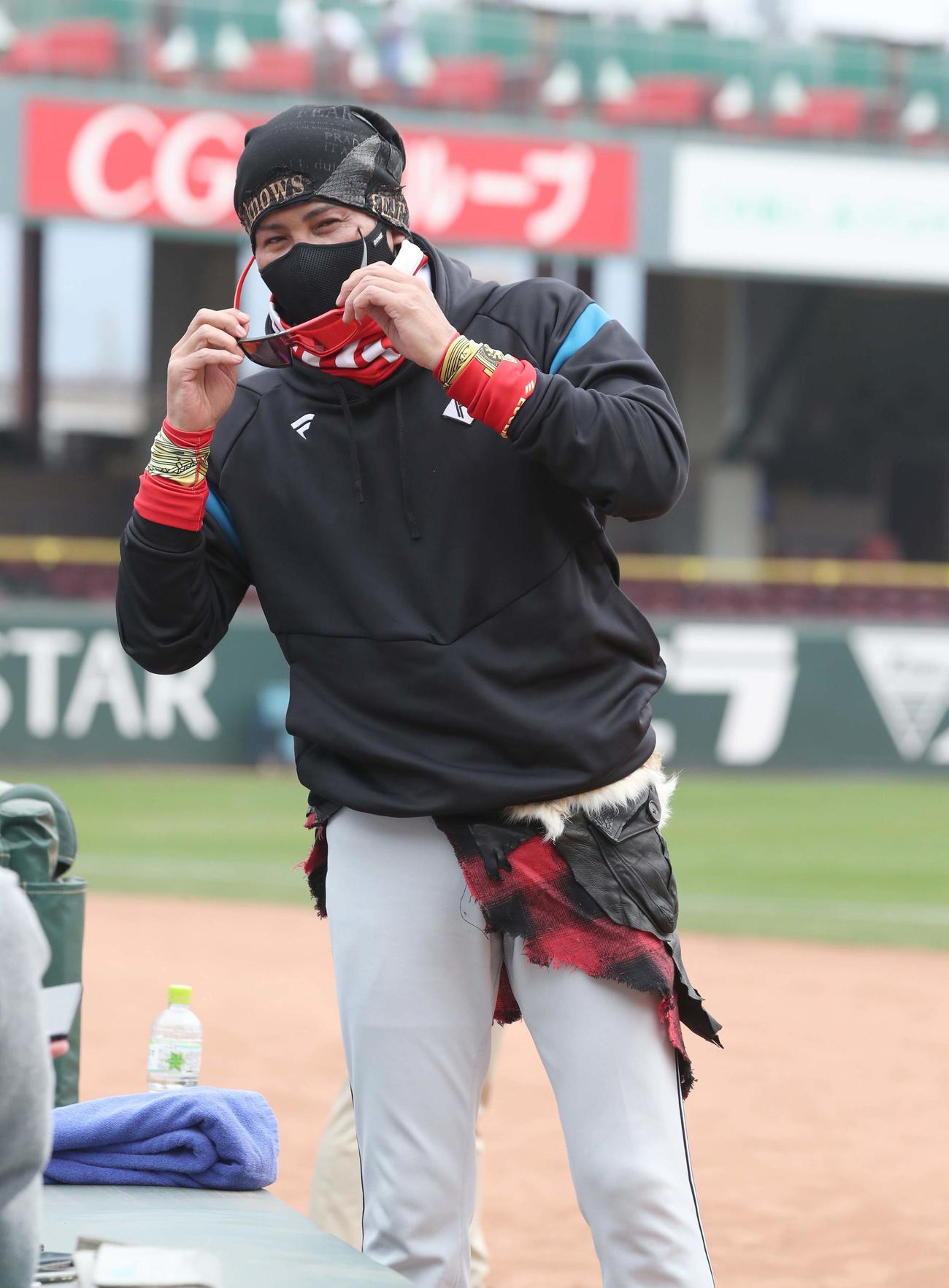 広島対日本ハム　ラップスカートを着けて球場入りした日本ハム新庄監督（撮影・黒川智章）