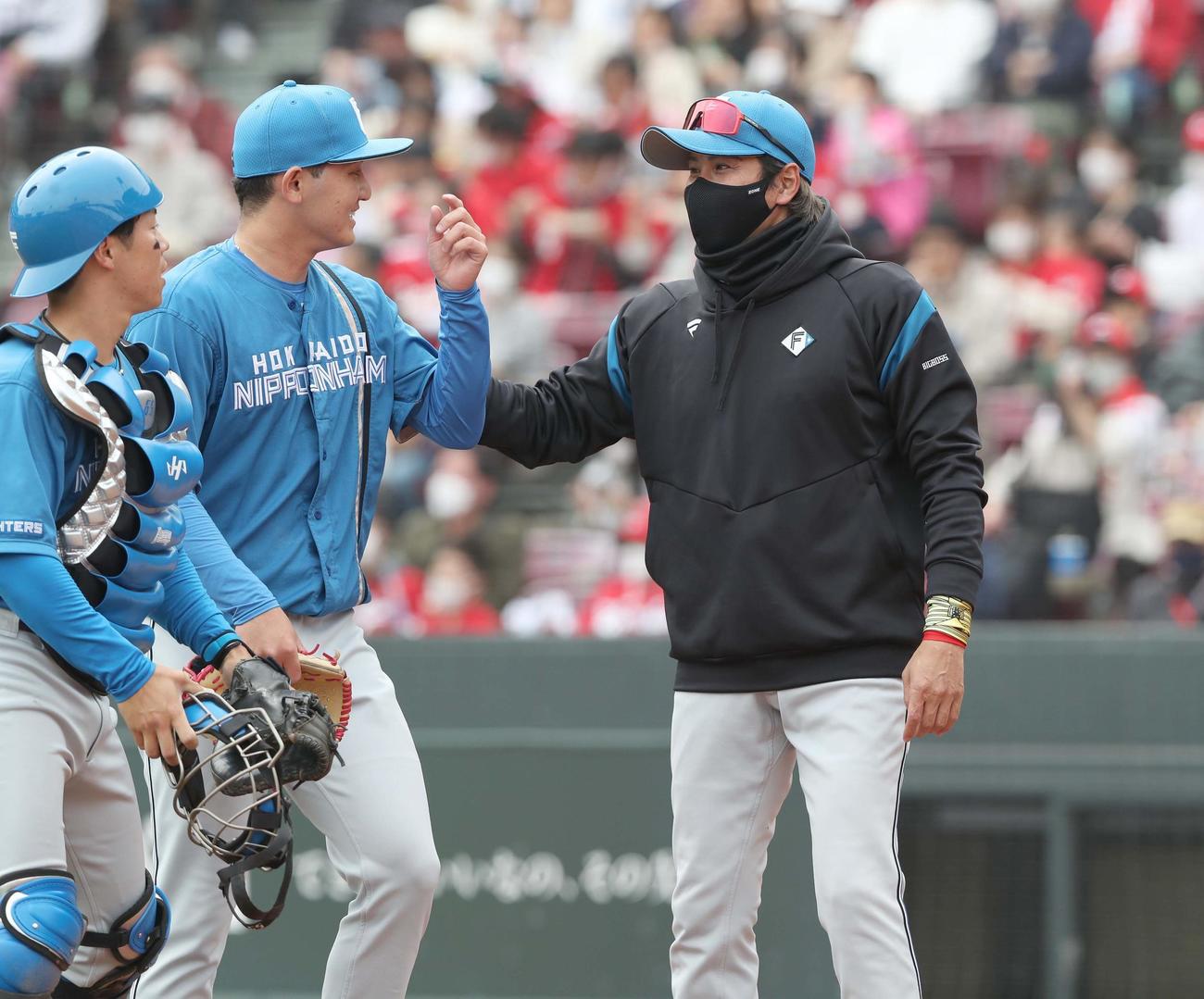 広島対日本ハム　試合中はラップスカートを外した新庄監督（右）（撮影・黒川智章）