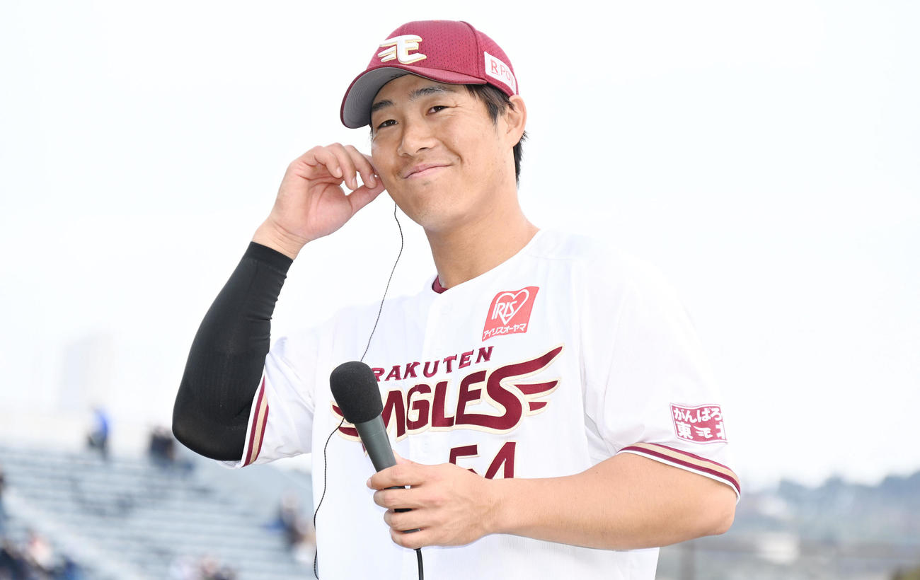 楽天対DeNA　ヒーローインタビューで笑顔の楽天和田（撮影・滝沢徹郎）