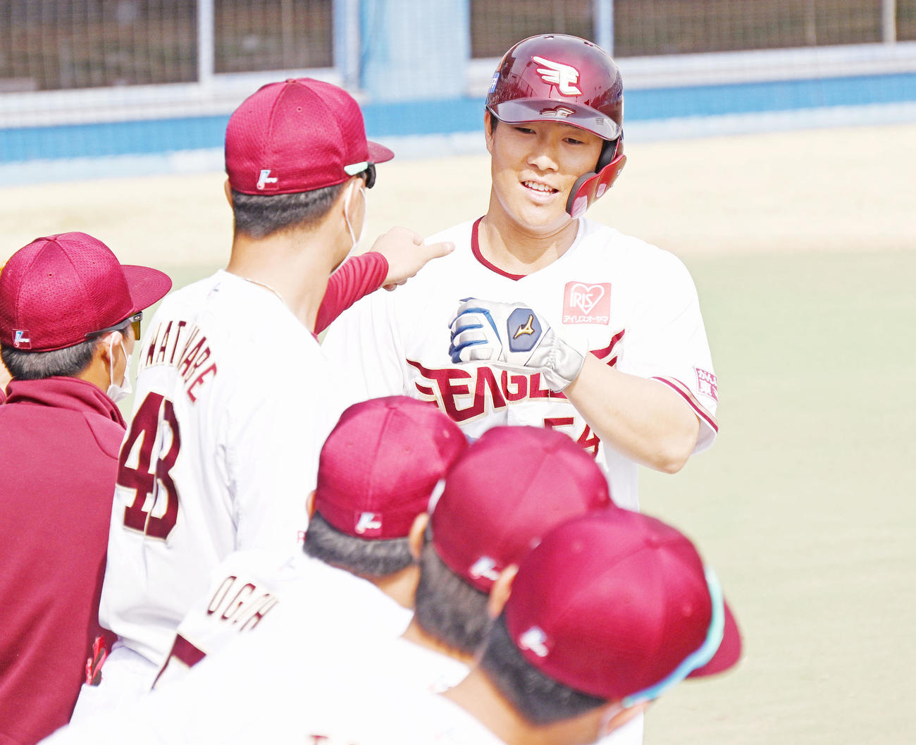 楽天対DeNA 3回裏、敵失から生還した楽天和田（右奥）はナインとタッチを交わす（撮影・滝沢徹郎）