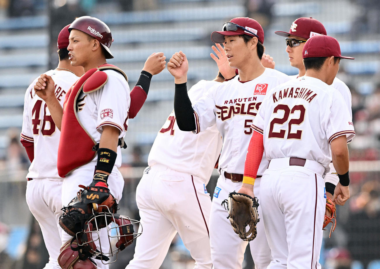楽天対DeNA　試合に勝利しナインとタッチを交わす楽天和田（右から3人目）（撮影・滝沢徹郎）