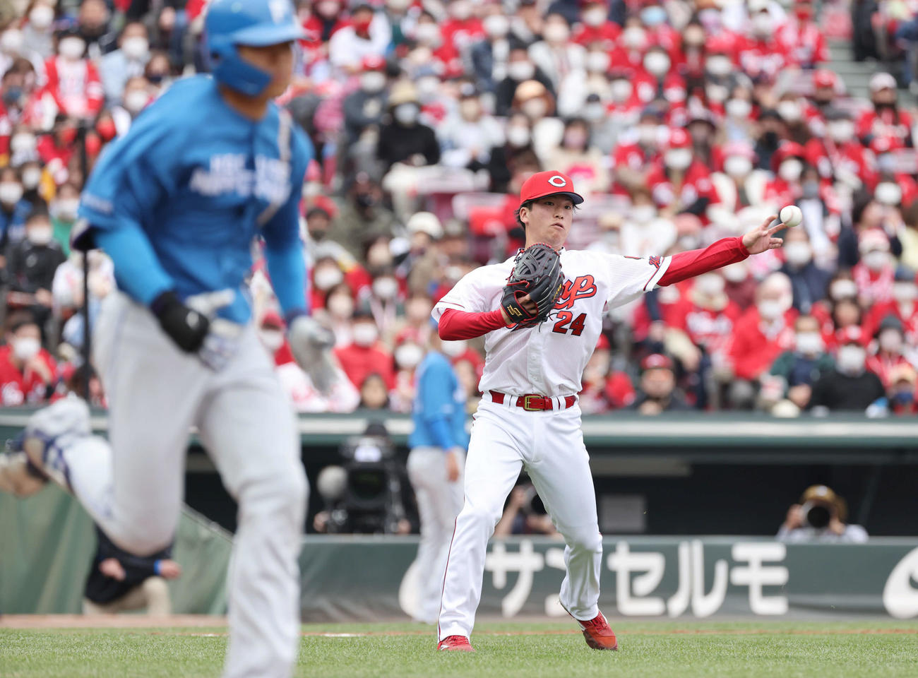 オープン戦広島対日本ハム　5回表日本ハム2死、田宮裕涼の投ゴロを処理する広島2番手、ドラフト1位の黒原（撮影・加藤孝規）