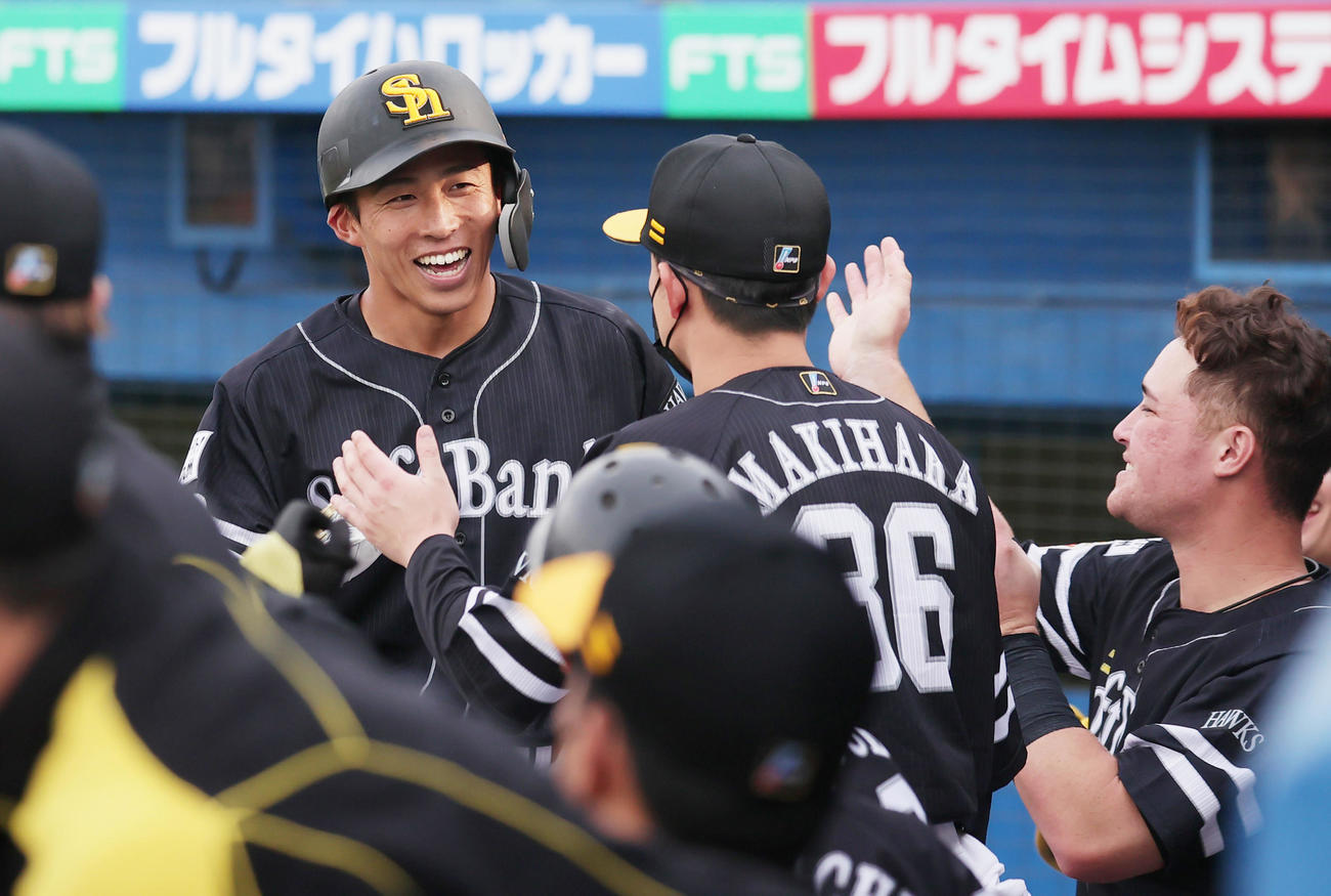 ヤクルト対ソフトバンク　9回表ソフトバンク無死、ソロ本塁打を放ちベンチに迎えられる野村勇（撮影・野上伸悟）