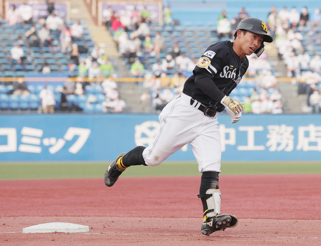 ヤクルト対ソフトバンク　9回表ソフトバンク無死、左越え本塁打を放ち三塁を回る野村勇（撮影・野上伸悟）