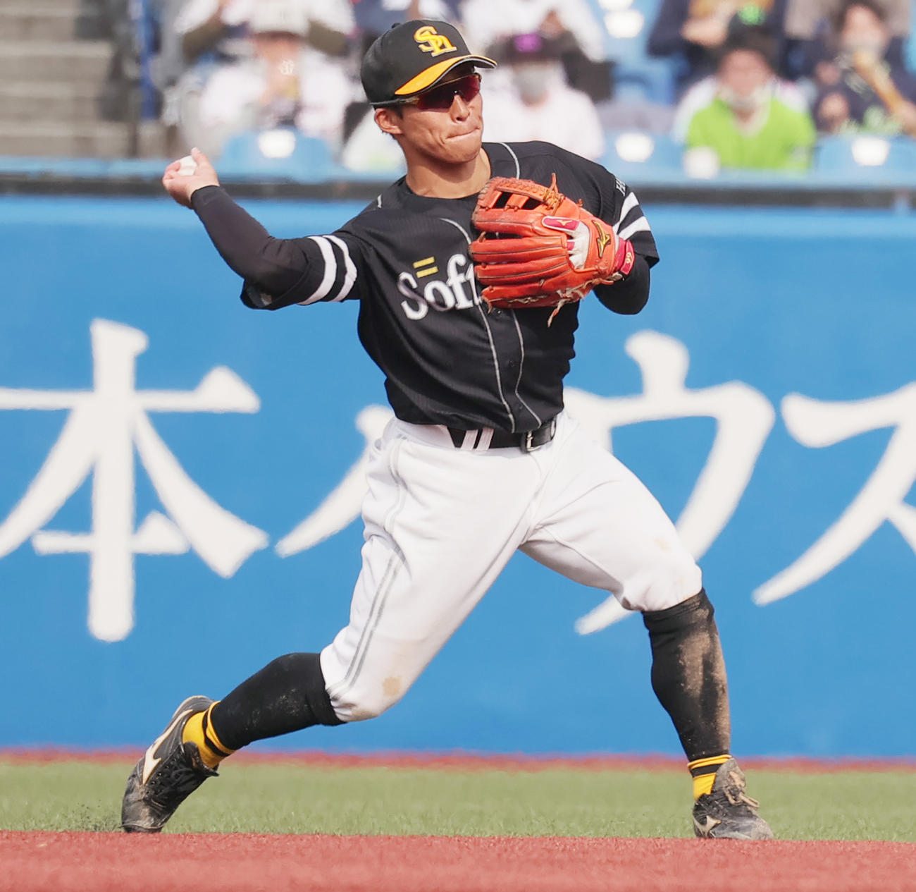 ヤクルト対ソフトバンク　5回裏ヤクルト無死、塩見のニゴロを処理する野村勇（撮影・野上伸悟）