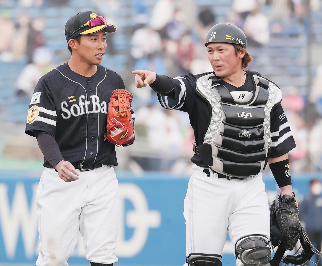 ヤクルト対ソフトバンク　勝利し、甲斐（右）と話しながら引き揚げるソフトバンク野村勇（撮影・野上伸悟）