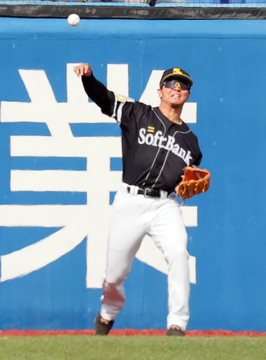 ヤクルト対ソフトバンク　3回裏ヤクルト無死、山田哲人の中飛を好捕し返球する佐藤直（撮影・野上伸悟）