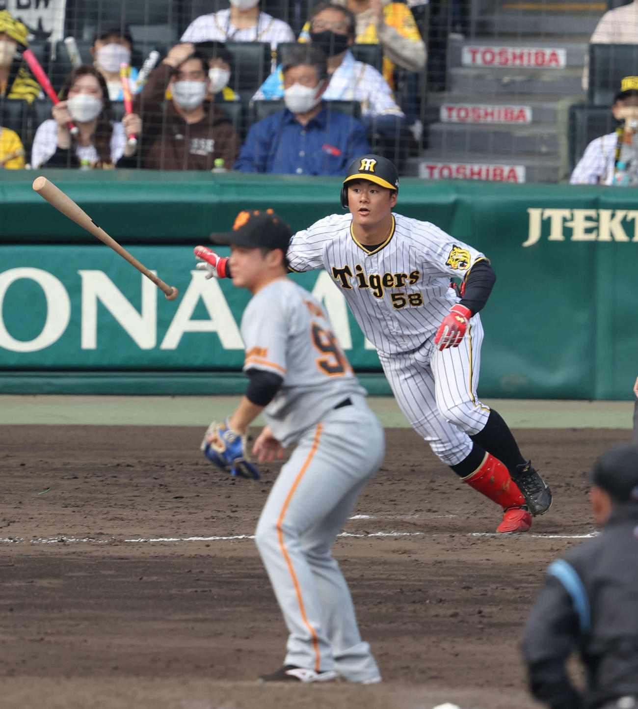阪神対巨人　7回裏阪神1死一塁、前川は右前打を放つ（撮影・上山淳一）