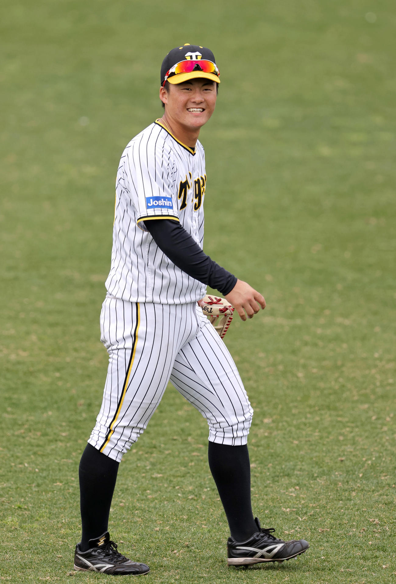 阪神対巨人　8回表巨人無死一塁、左翼手前川は吉川の左飛を捕球し笑顔を見せる（撮影・上山淳一）