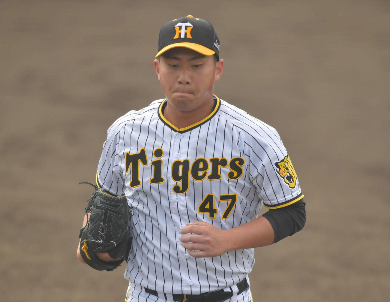 中日戦の5回、阪神桐敷は口を固く結んでベンチへ戻る（代表撮影）