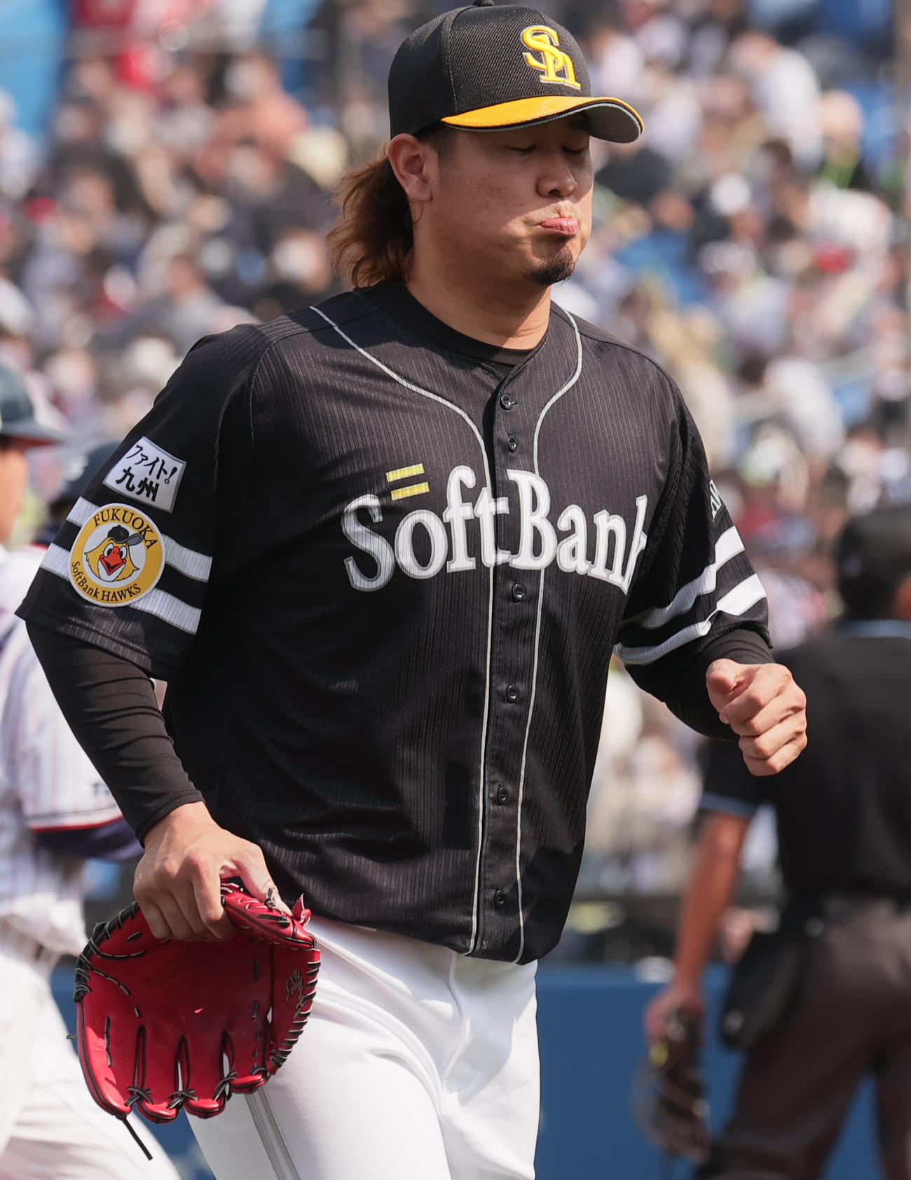 ヤクルト対ソフトバンク　1回裏に3失点し、渋い表情でベンチに戻るソフトバンク先発の杉山（撮影・野上伸悟）