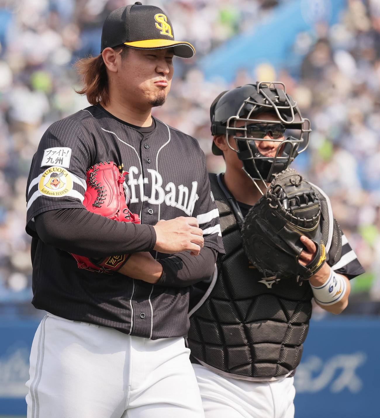 ヤクルト対ソフトバンク　海野（右）と話しながらベンチに戻るソフトバンク杉山（撮影・野上伸悟）