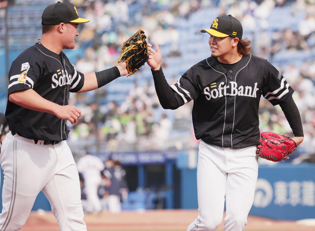 ヤクルト対ソフトバンク　5回裏を終え、リチャード（左）とタッチするソフトバンク杉山（撮影・野上伸悟）