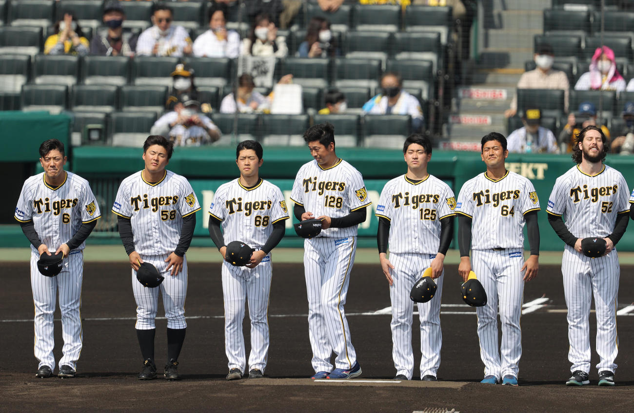 阪神対巨人　試合前に阪神新入団選手の紹介が行われる。左から豊田、前川、中川、渡辺、伊藤、岡留、ウィルカーソン（撮影・上山淳一）