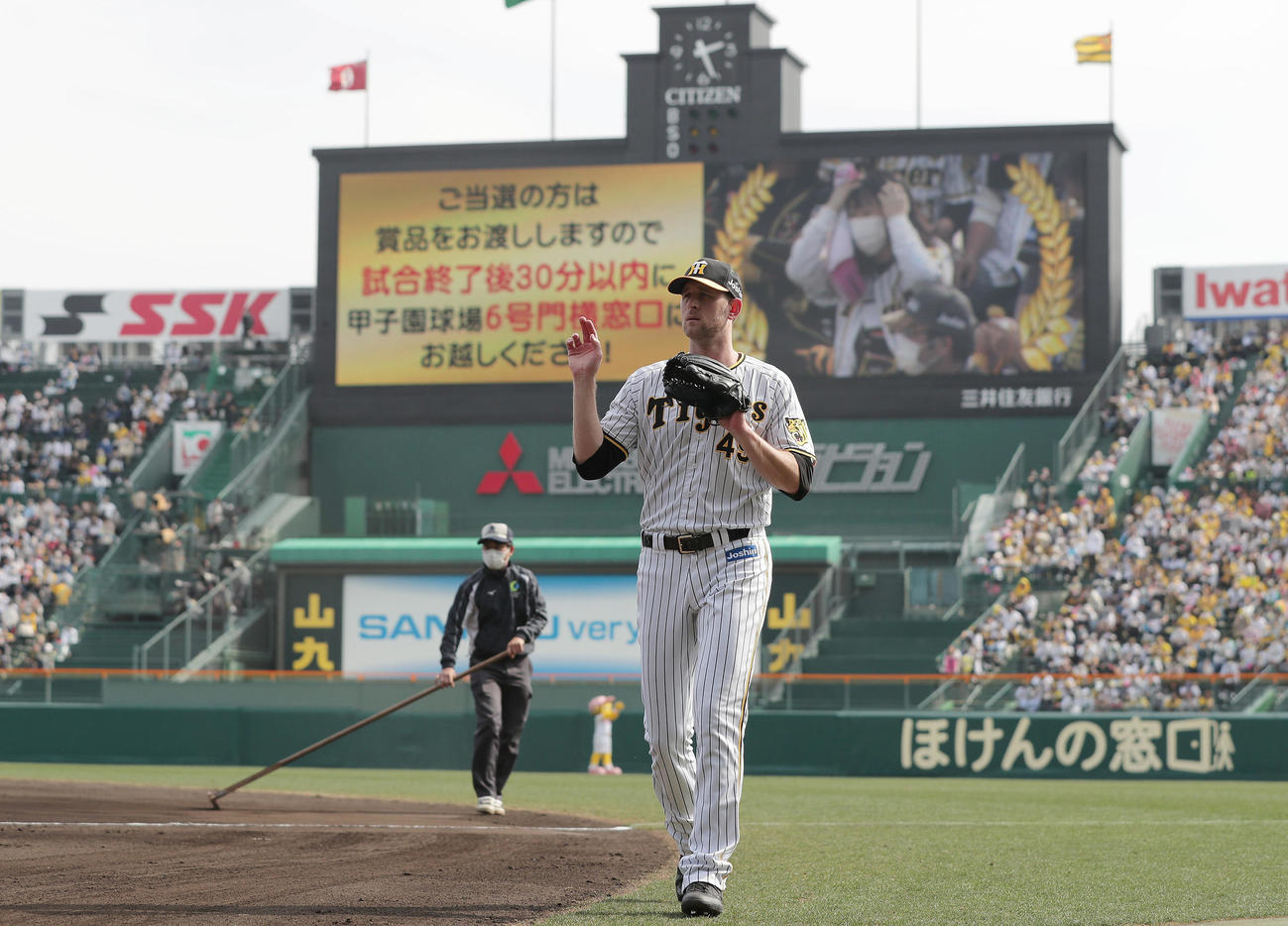 阪神対巨人　6回表、阪神3番手でマウンドに向かうガンケル（撮影・前田充）