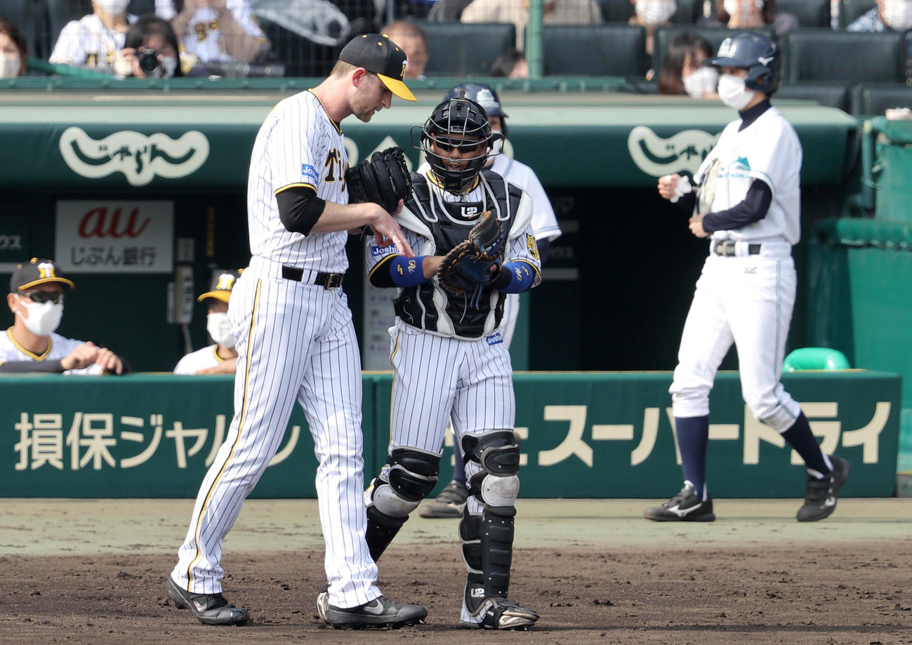 阪神対巨人　6回から登板のガンケル（左）は捕手梅野と話し合う（撮影・上山淳一）