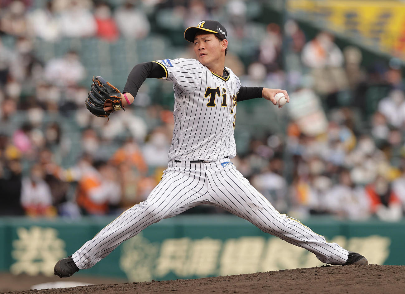 阪神対巨人　9回表、阪神6番手で登板する及川（撮影・前田充）