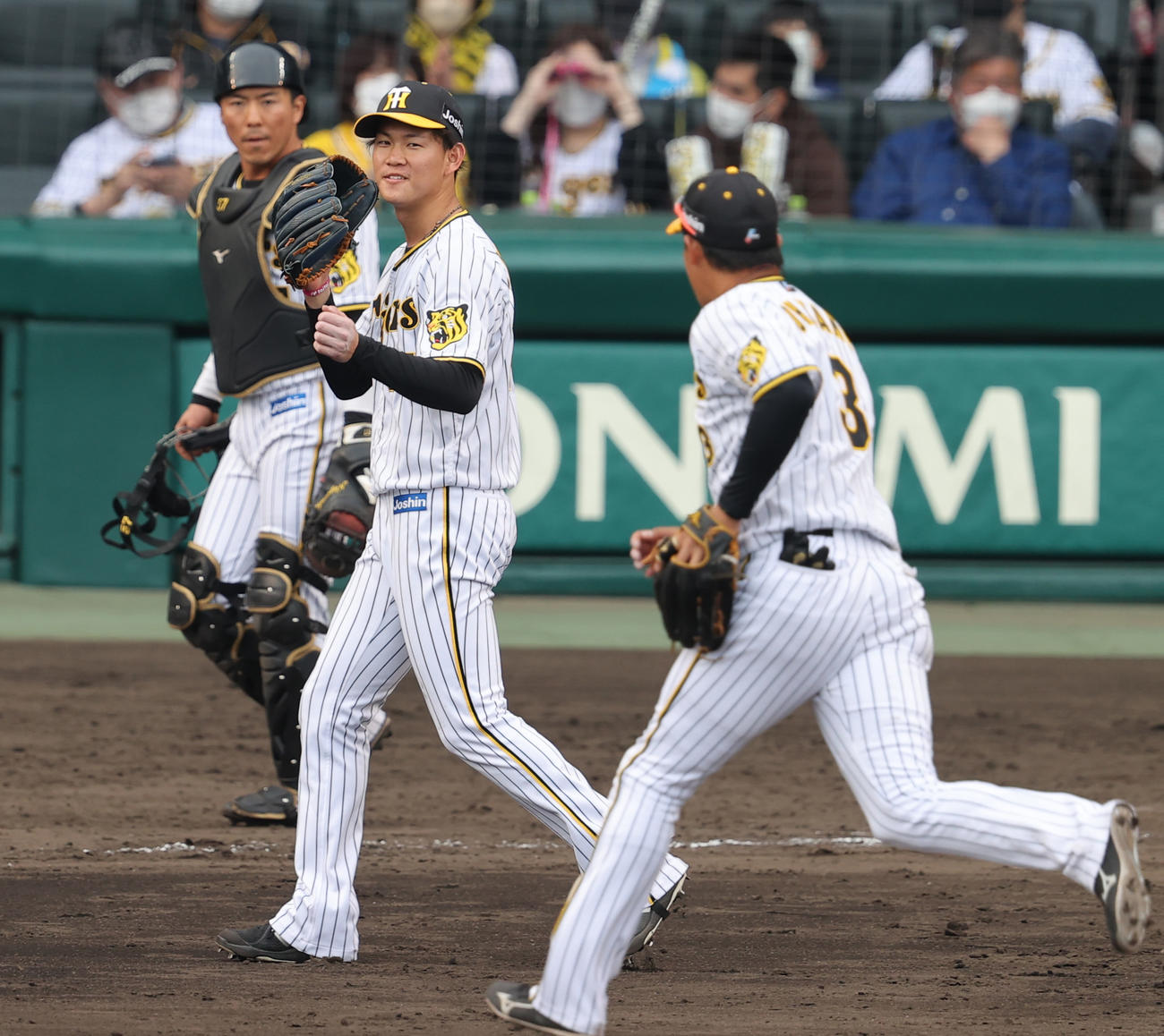 阪神対巨人　9回表巨人2死一塁、及川（中央）は増田大を三ゴロに仕留めベンチへ引き揚げる（撮影・上山淳一）