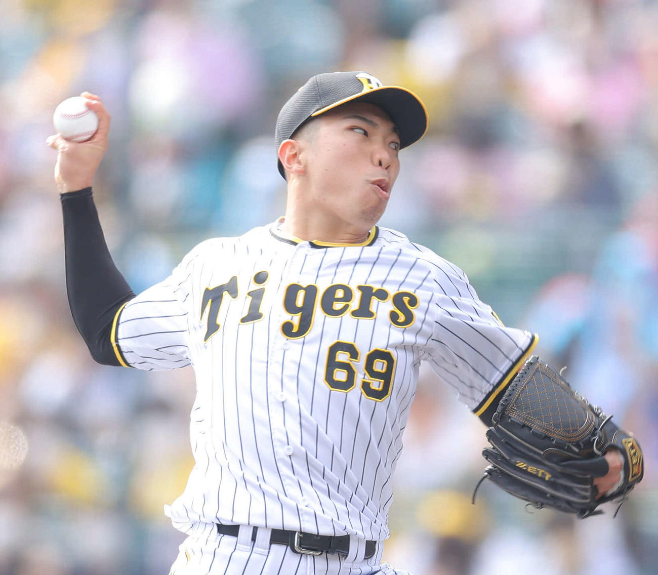 阪神対巨人　5回表、阪神2番手で登板する石井大（撮影・河田真司）