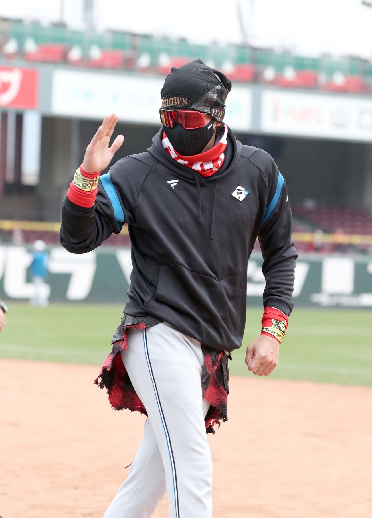 広島対日本ハム　ラップスカートを着けて球場入りした新庄剛志監督（撮影・黒川智章）