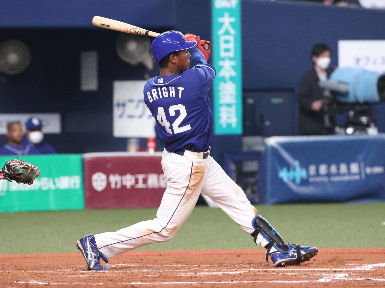 オリックス対中日　7回表中日2死、ブライトは痛烈な打球で三塁失策を誘う（撮影・上田博志）
