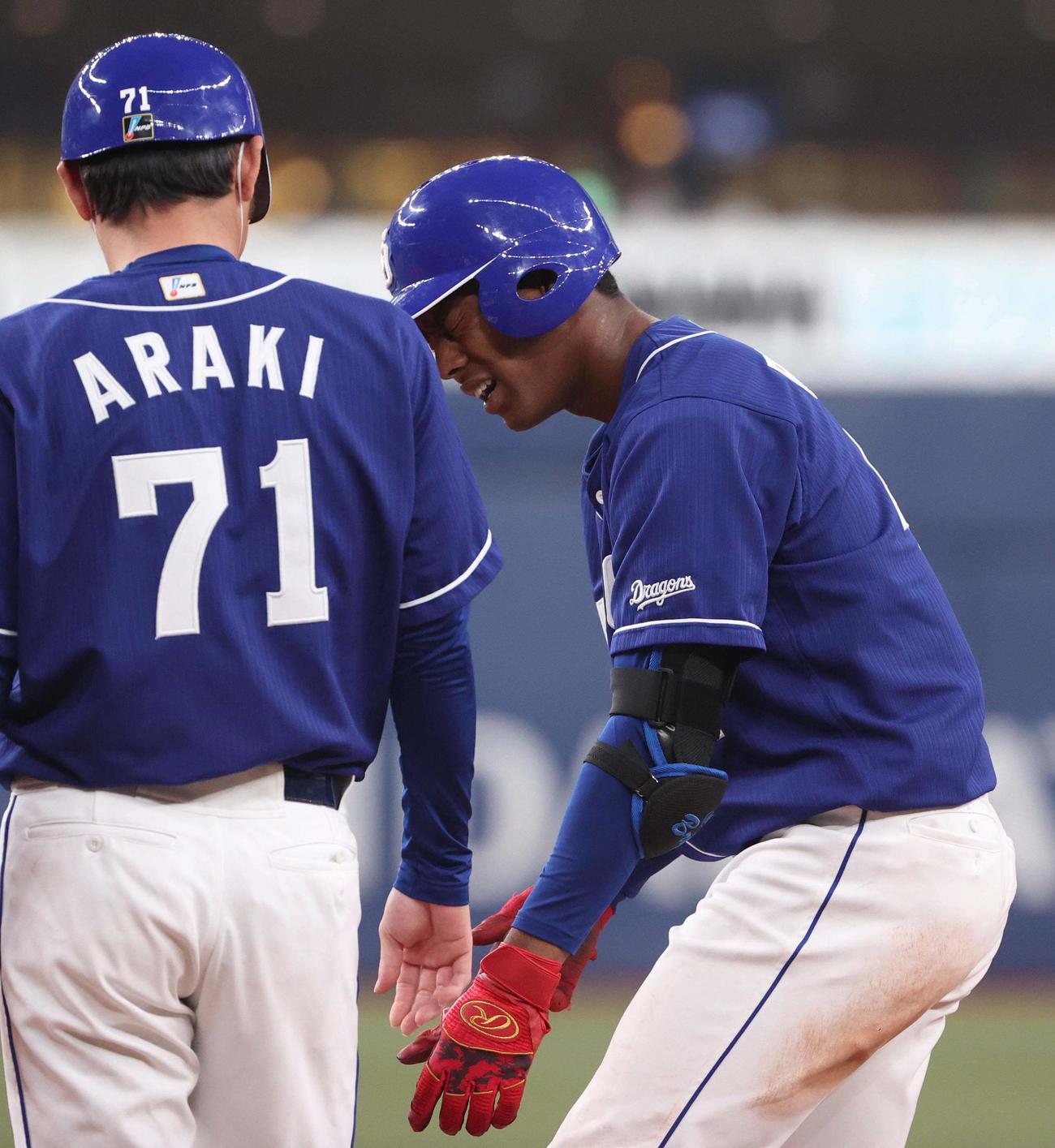 オリックス対中日　7回表中日2死、ブライトは荒木コーチから三失を知らされ悔しそうな表情を見せる（撮影・上田博志）