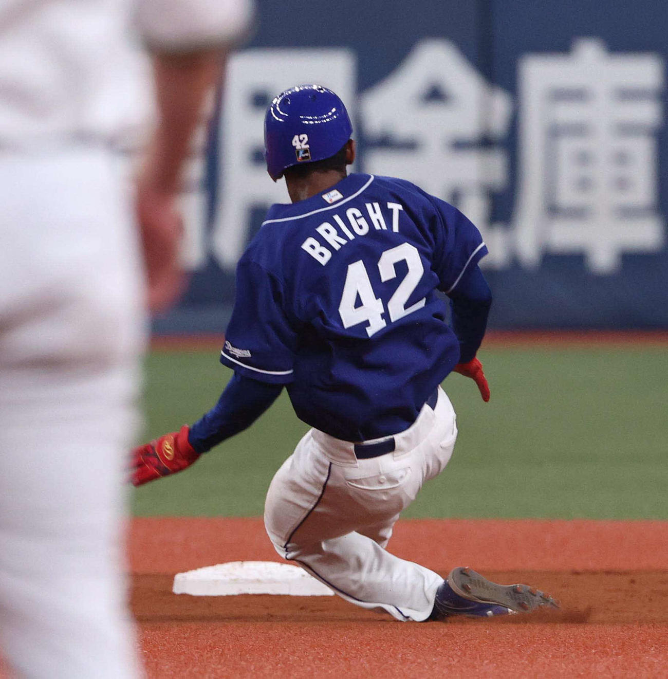 オリックス対中日　3回表中日1死一塁、二塁盗塁に成功するブライト（撮影・上田博志）