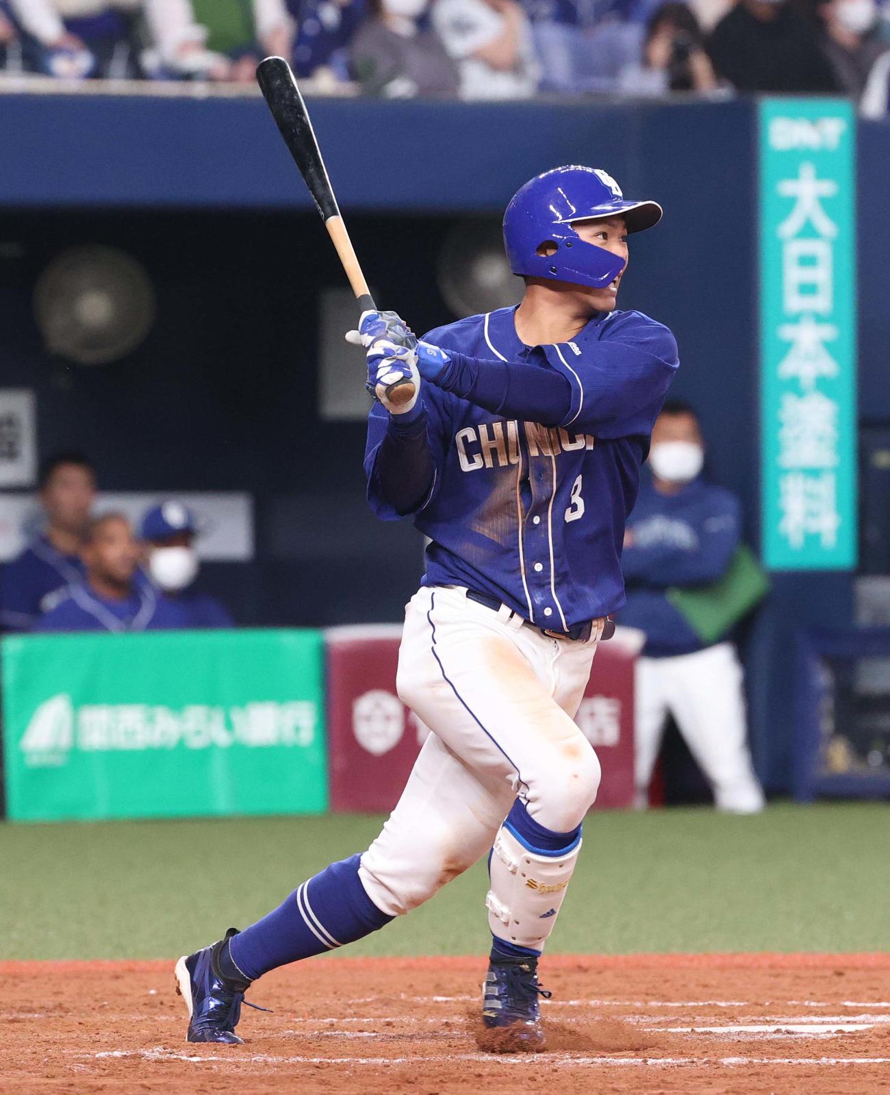 オリックス対中日　8回表中日2死、高橋周は中前安打を放つ（撮影・上田博志）