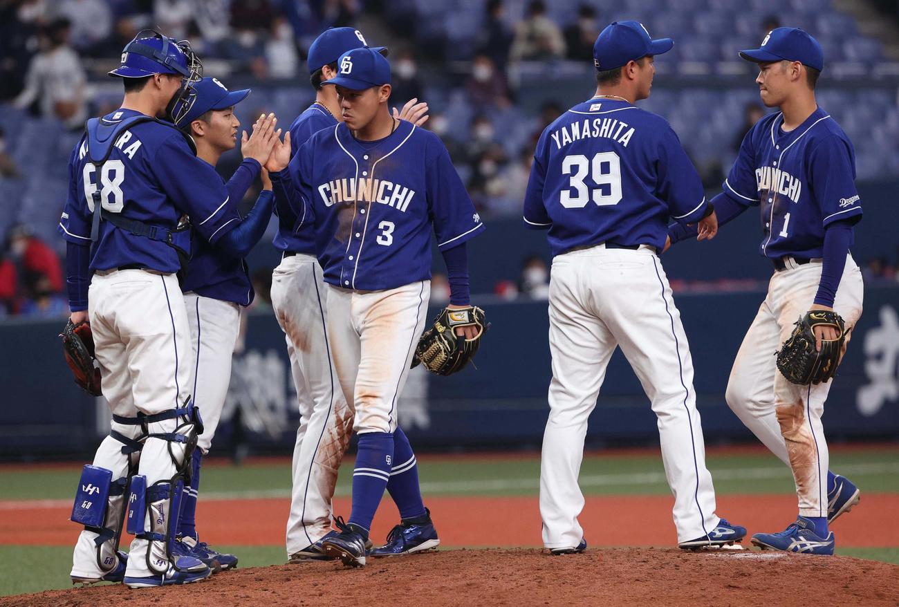 オリックス対中日　オリックスに勝利しハイタッチする高橋周（中央）ら中日ナイン（撮影・上田博志）