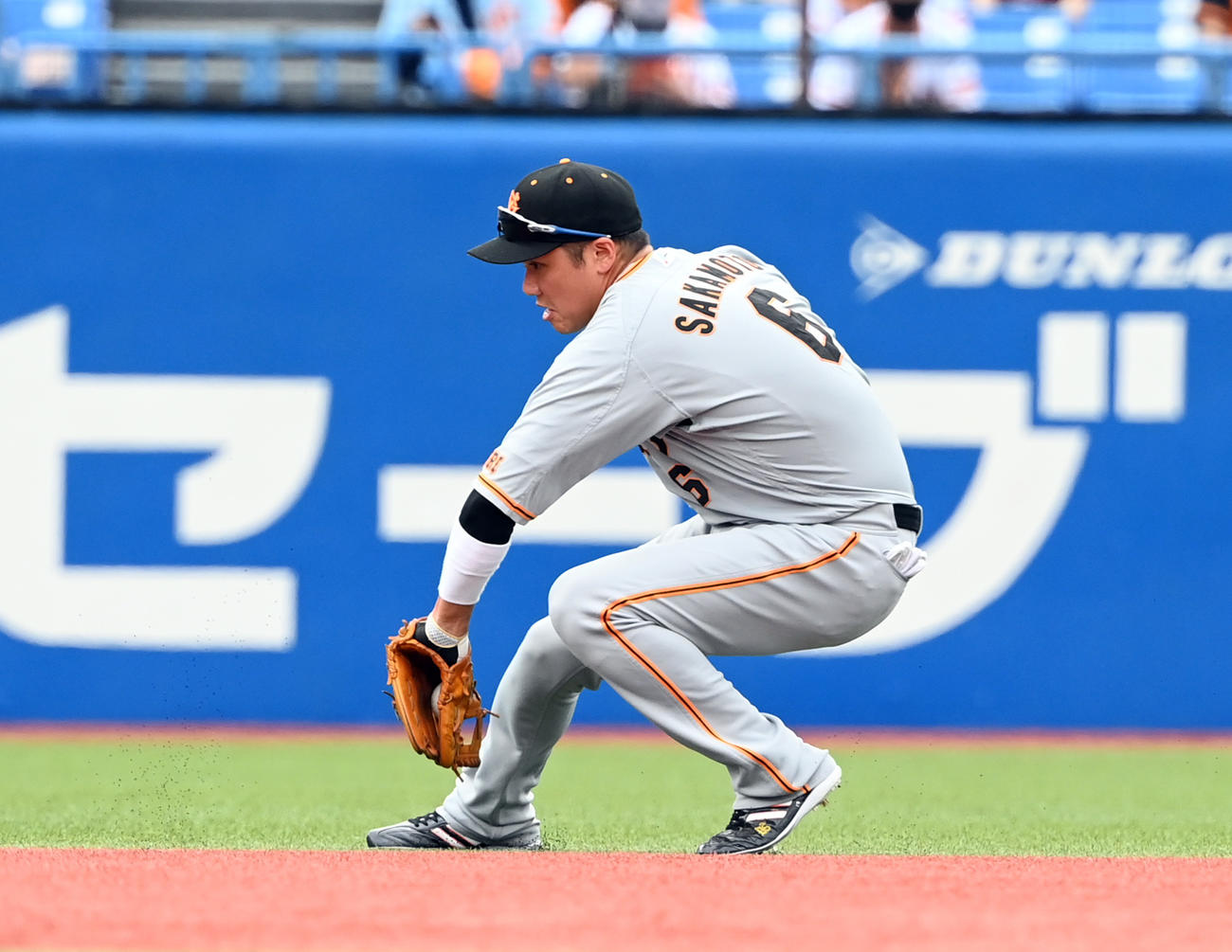 堅実な守備をみせる巨人坂本勇人（2021年撮影）