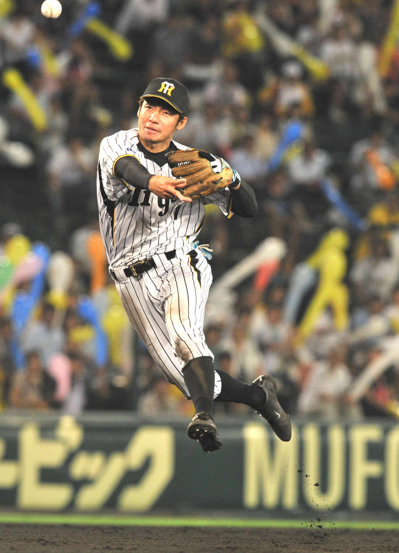 華麗なジャンピングスローを披露する現役時代の鳥谷敬氏（2012年撮影）