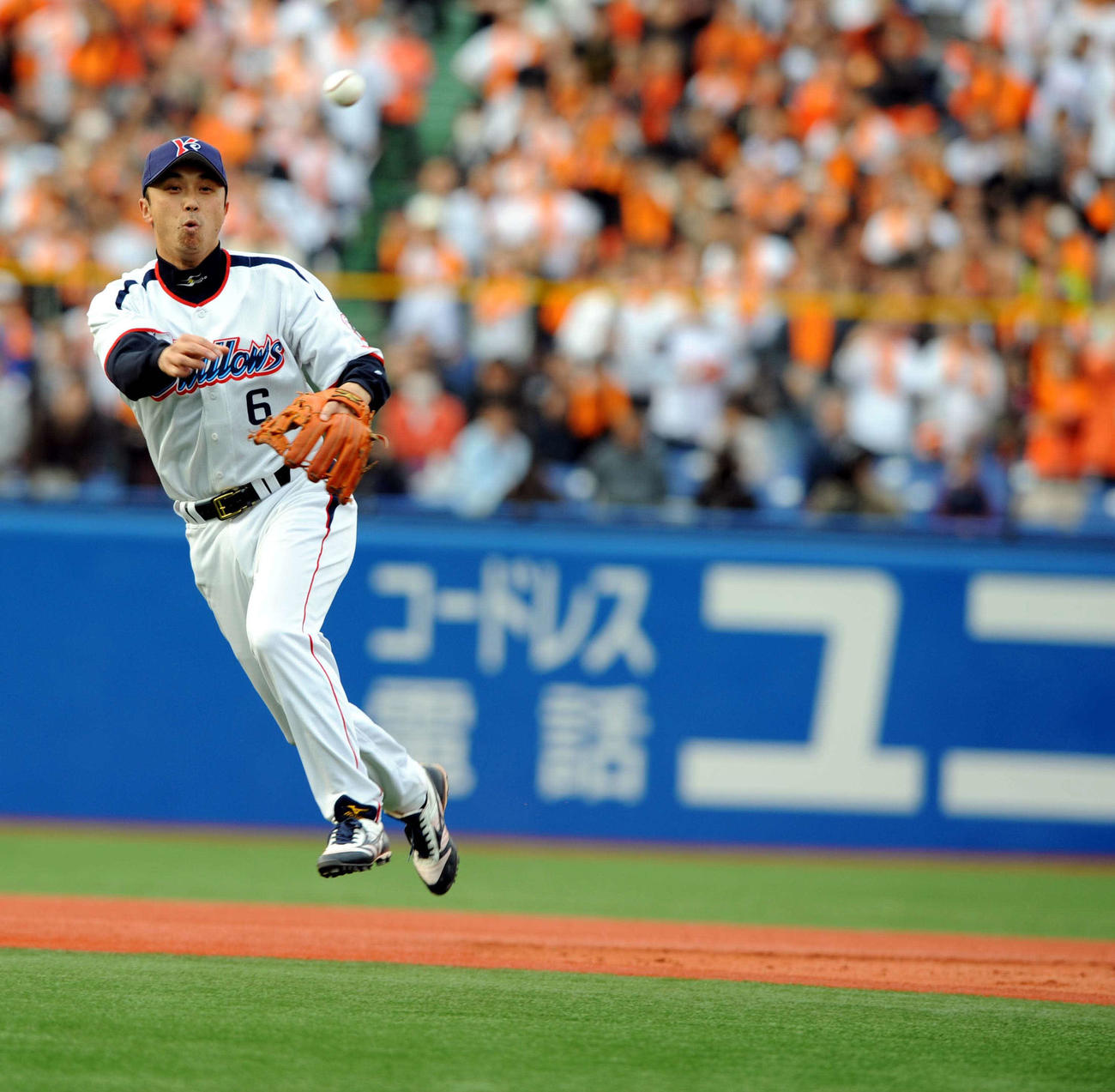 華麗なジャンピングスローを披露する現役時代の宮本慎也氏（2008年撮影）
